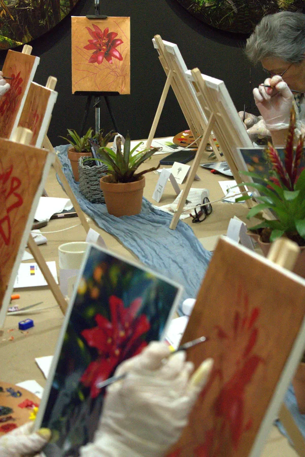 Participante agregando color a su pintura.