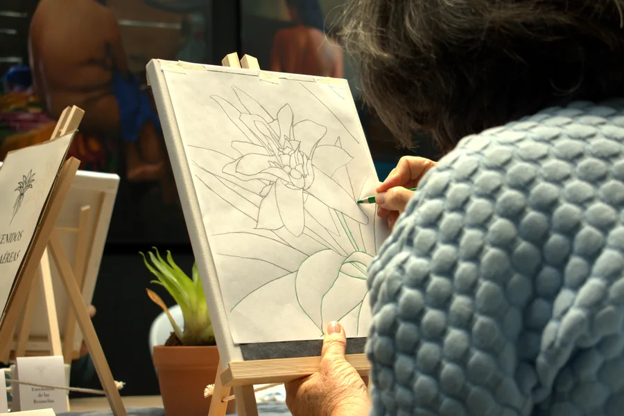 Dibujo de la bromelia sobre el retablo, antes de empezar a pintar.