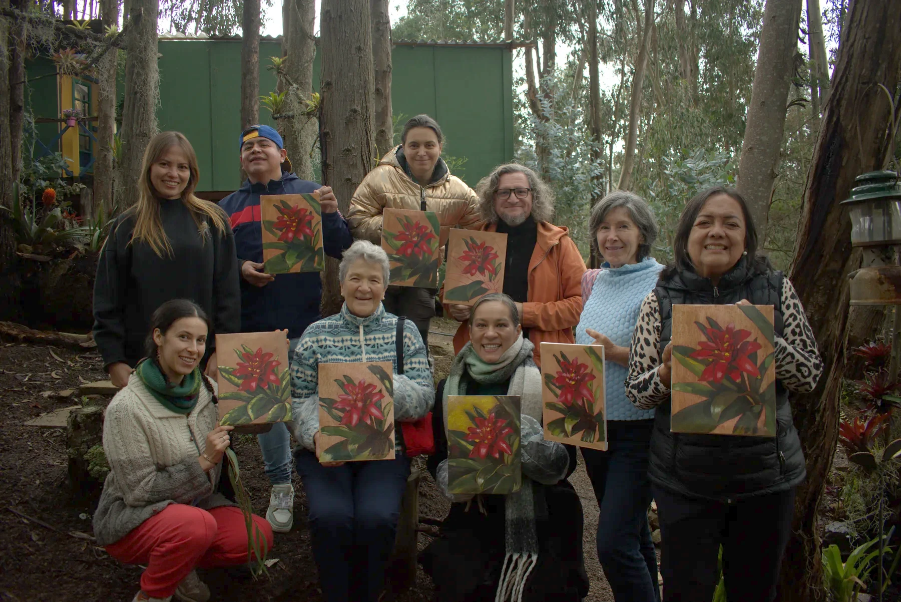 Grupo de la prueba piloto de Raíces Aéreas con sus pinturas de bromelias en el bosque.