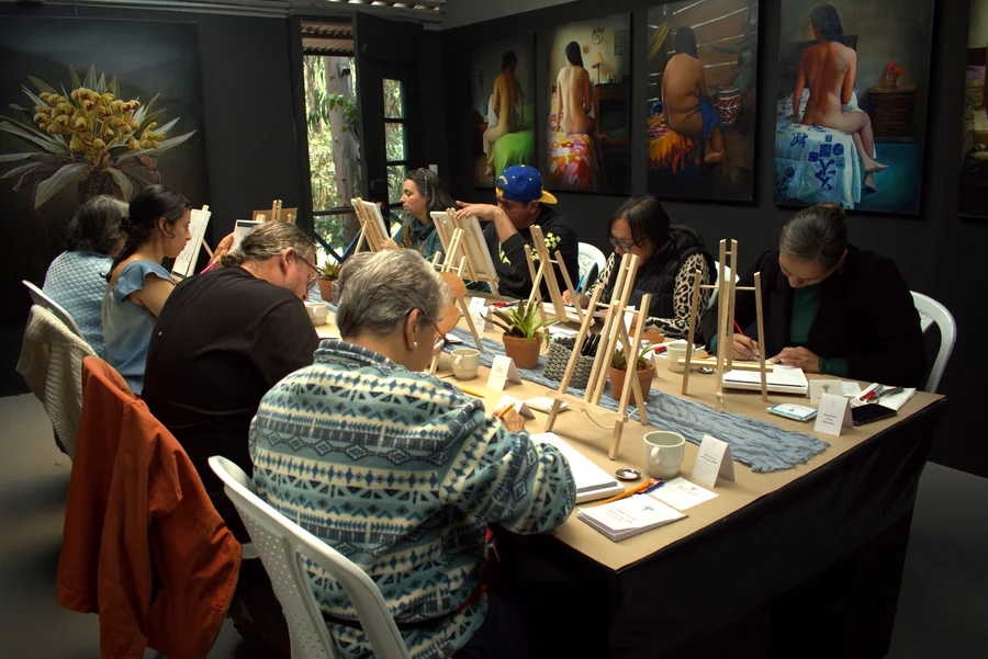 Participantes trabajando juntos en la mesa del estudio.