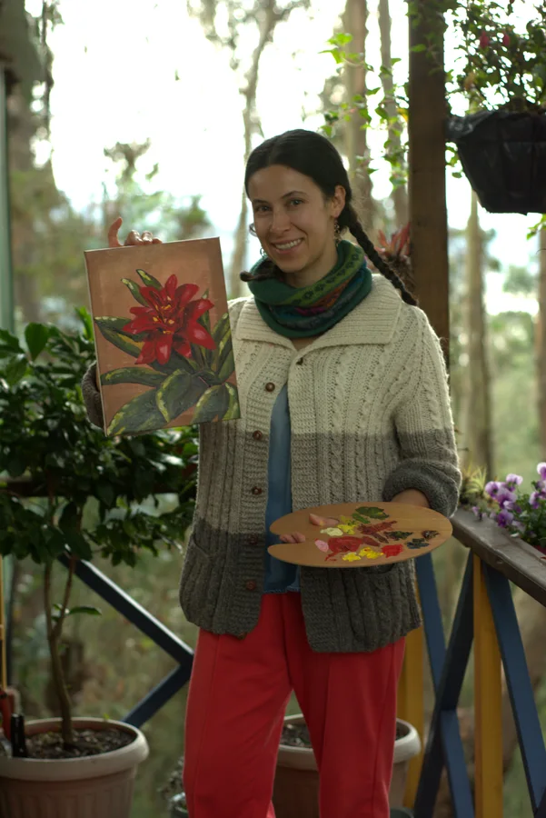 Participante con su bromelia terminada y su paleta.